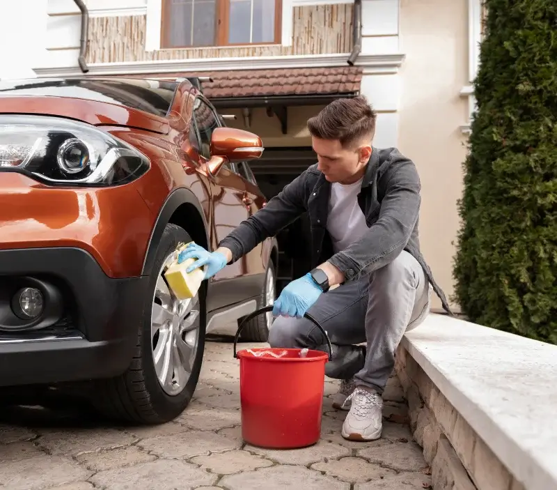 Lavage auto à domicile Bellocq : professionnel intervenant sur un véhicule